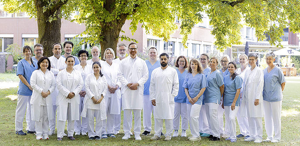 Gruppenfoto des Teams der Klinik für Neurologie vor dem Gebäude des Klinikum Agnes Karll Laatzen